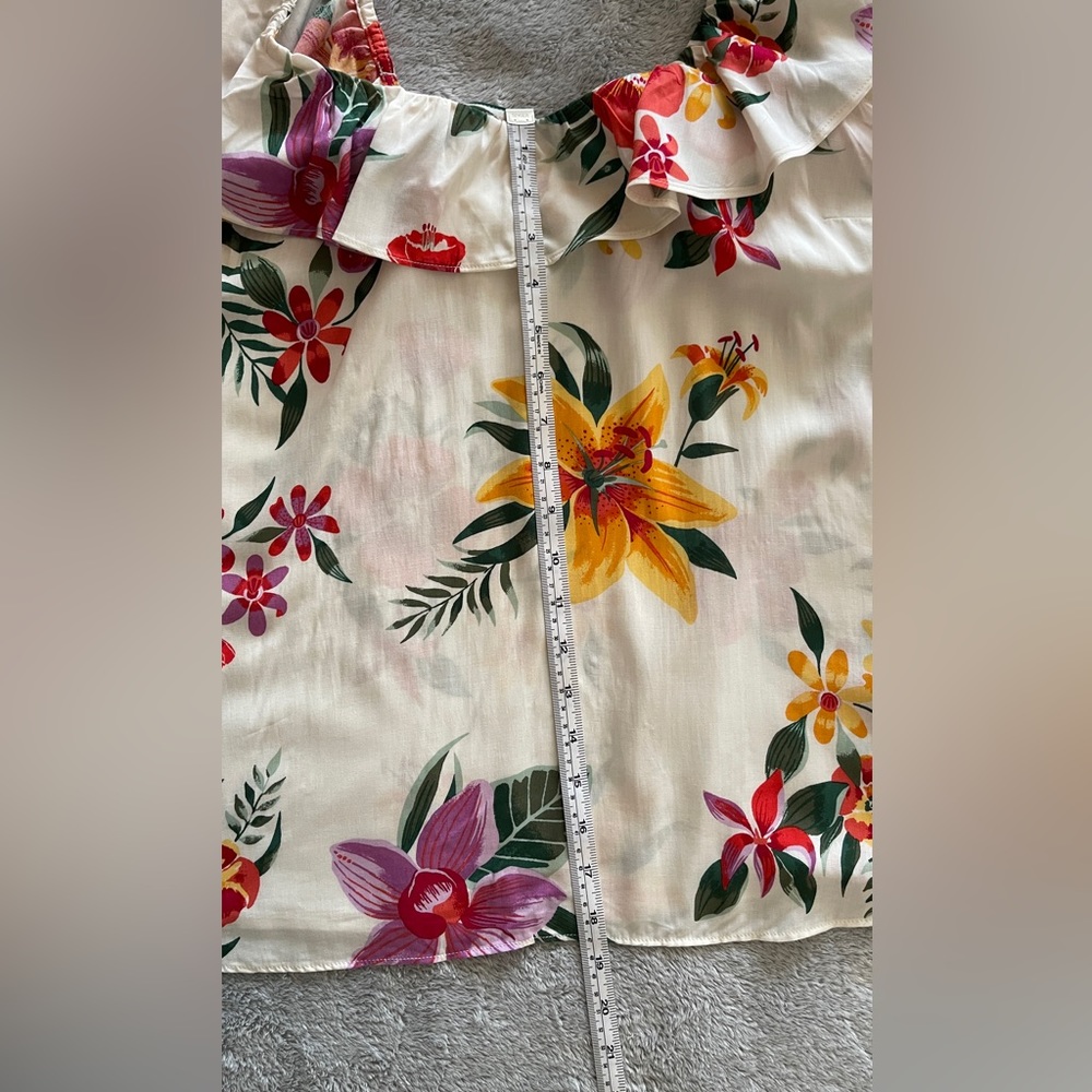 Old Navy Floral Ruffle Top - Large🌼🌺 - Picture 5 of 8